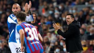 Xavi anima a su equipo durante el derbi con el Espanyol del Camp Nou.