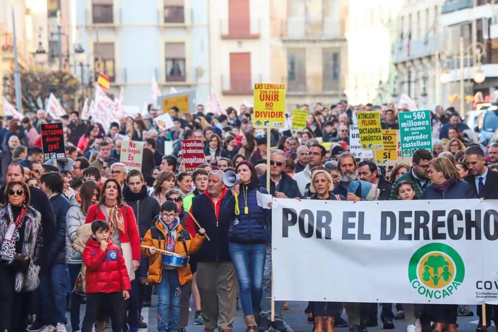 Veinte mil personas reclamaron ayer en las calles de Orihuela la derogación de la ley de Plurilingüismo