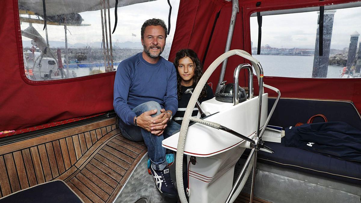 Alejandro Irigoyen y su hija Alexa, ayer, en su barco “Aldivir”, atracado en el puerto deportivo de Marina Yates. | Juan Plaza