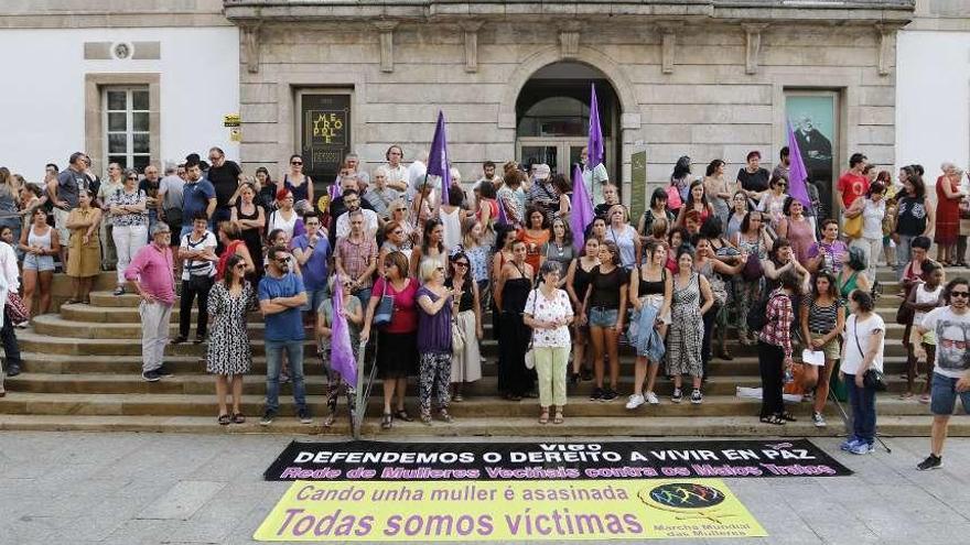 Concentración en el MARCO de Vigo, ayer, en repulsa por el asesinato de Ana Belén Varela. // Alba Villar