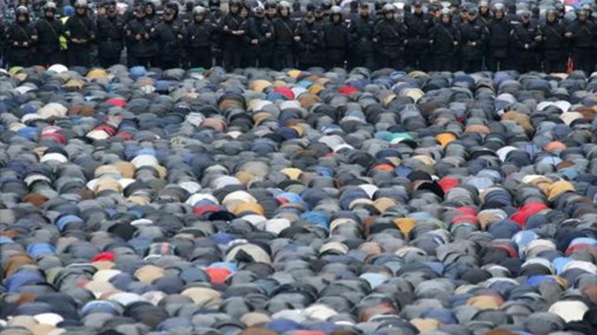 La policía vigila la masiva plegaria de la festividad del 'Eíd el Adha' en Moscú, en el 2014.