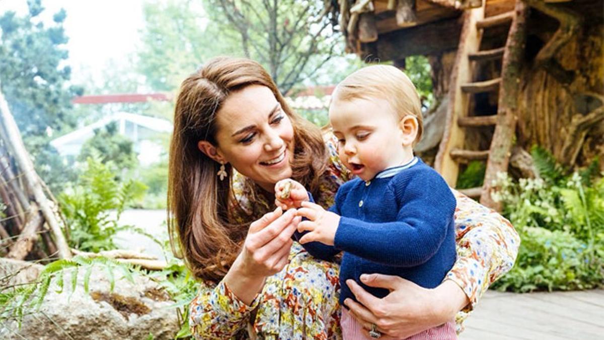 Kate Middleton, con vestido de &amp; Other Stories, y el príncipe Louis