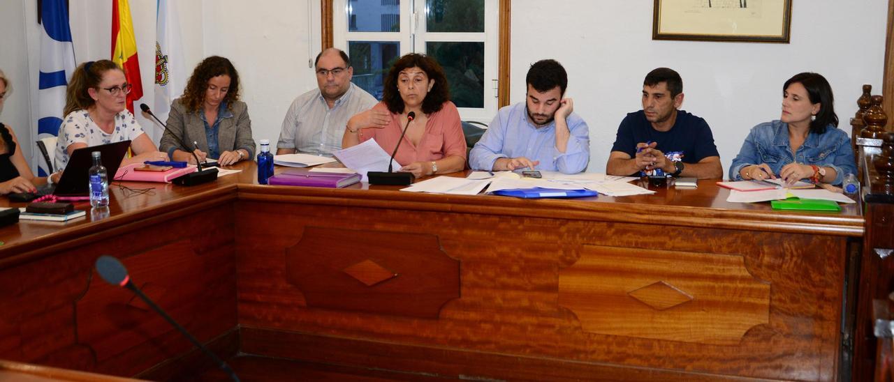El grupo municipal del PP de Bueu en un pleno reciente de la corporación municipal.
