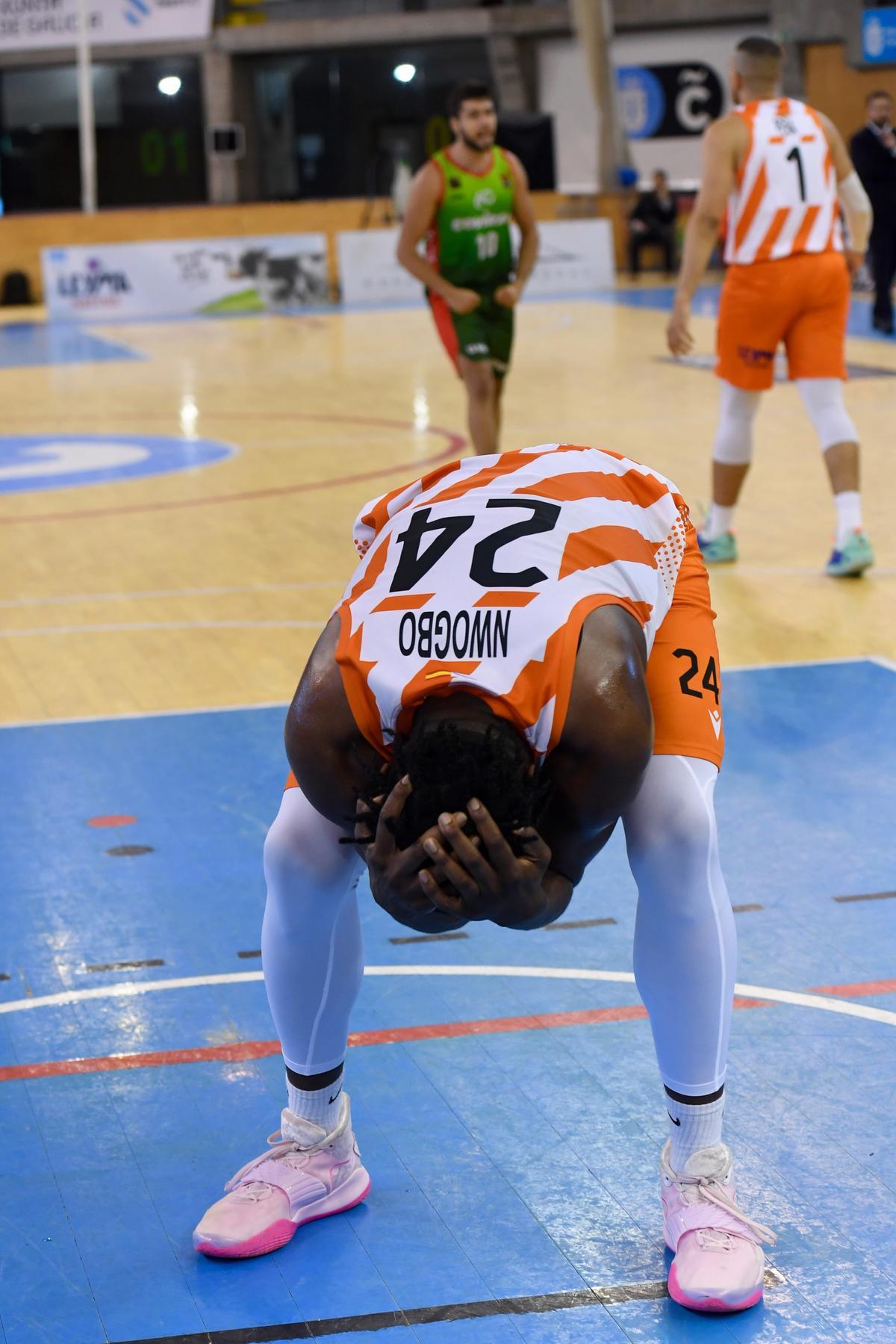 Nwogbo, en el segundo partido del play off de ascenso contra Granada en la temproada 2020-21.