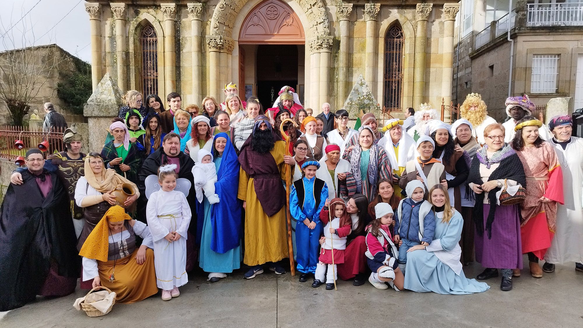 Los participantes en el belén viviente de Dacón, ante la entrada de la iglesia