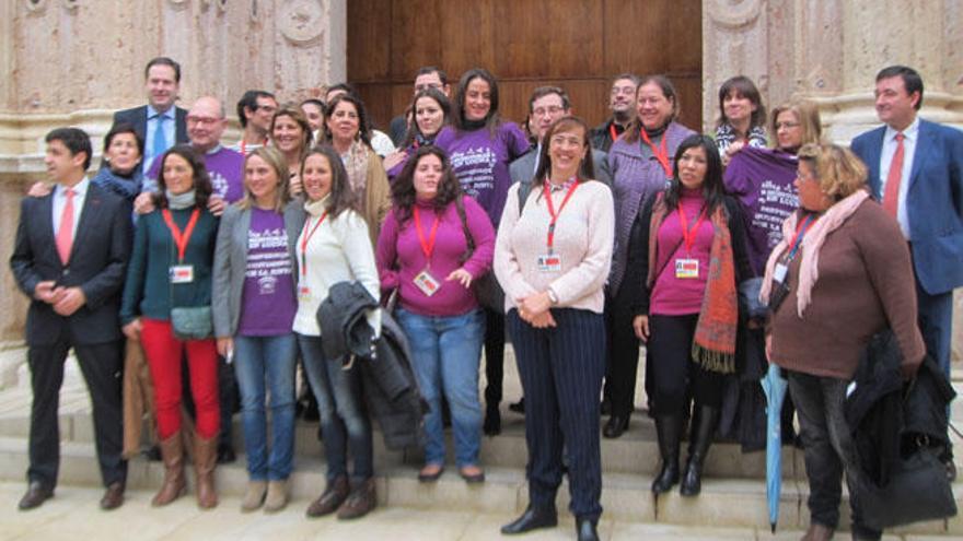 Los monitores se manifestaron ante el Parlamento andaluz y fueron recibidos por diputados del PP.