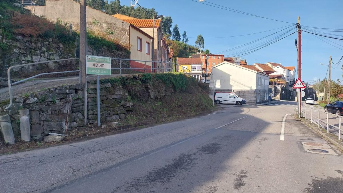 El entorno de la Casa da Música de Bueu, donde se levantará un muro para asegurar el talud.