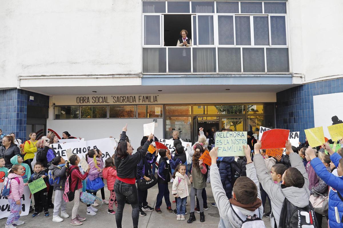 Concentració per donar suport a la directora destituïda del col·legi Sagrada Família de Girona
