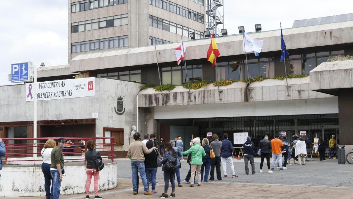 Personas haciendo cola en la plaza del Concello para solicitar el IMV en junio de 2020.