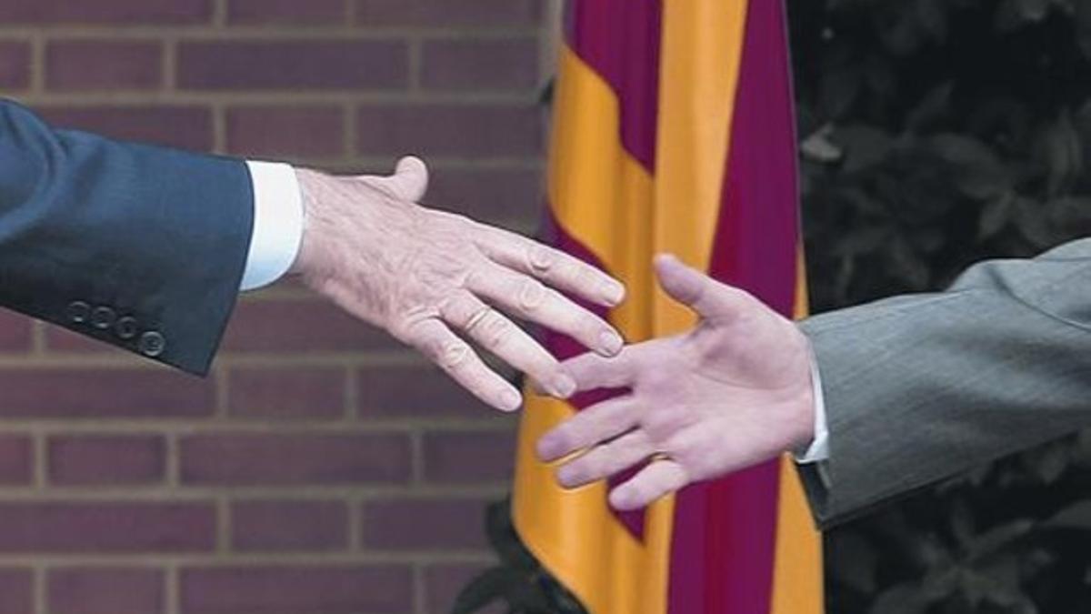 Las manos de los presidentes Mariano Rajoy y Artur Mas antes de estrecharse en septiembre de 2012, la última reunión pública que protagonizaron.