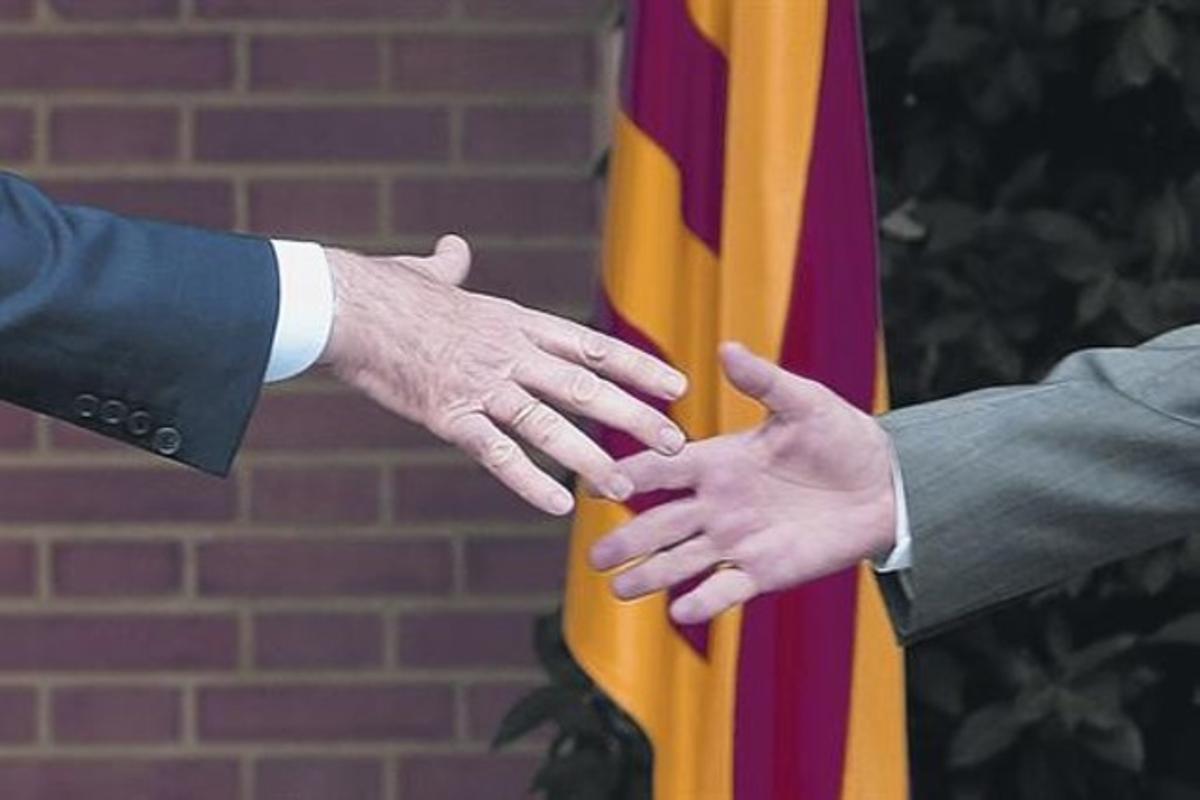 Las mans dels presidents Mariano Rajoy i Artur Mas abans d’estrènyer-se el setembre de 2012, l’última reunió pública que van protagonitzar.