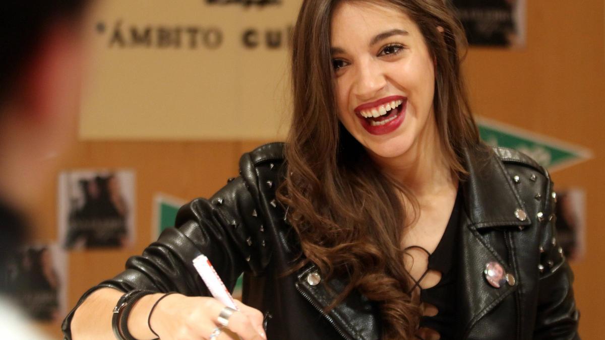 Ana Guerra durante la firma de discos de Sevilla