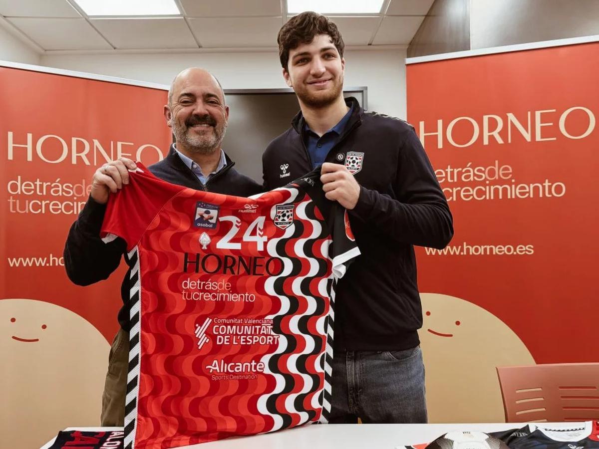 Hamza Abdalla posa con la camiseta del Horneo junto a Pepe Sánchez, presidente del club.