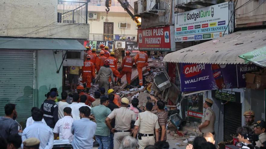 Il crollo di un ostello universitario lascia almeno tre morti e decine di intrappolati in India