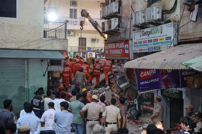 El derrumbe de un hostal universitario deja al menos tres muertos y decenas de atrapados en la India