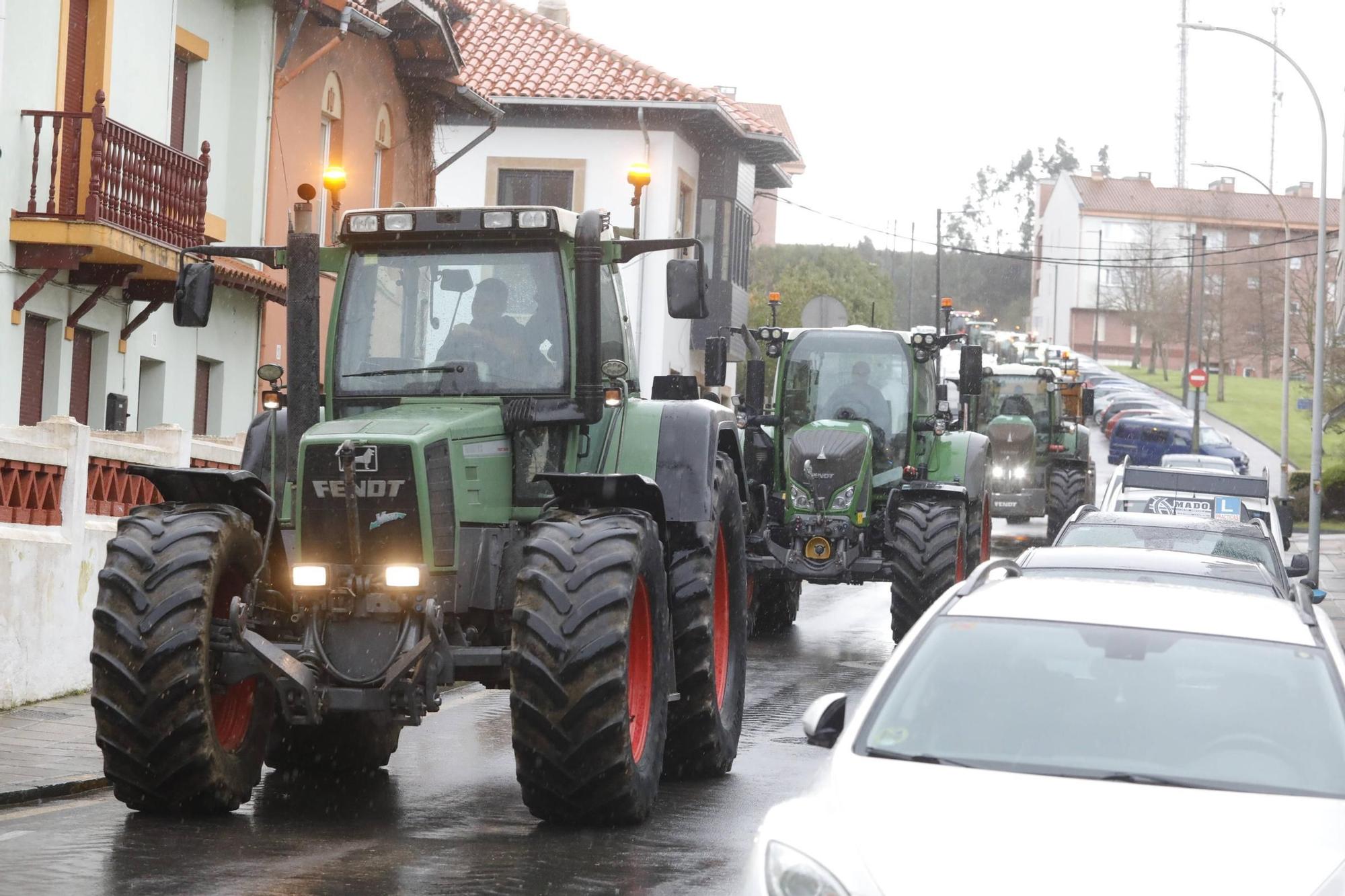 EN IMÁGENES: Los ganaderos toman con sus tractores la villa de Luanco