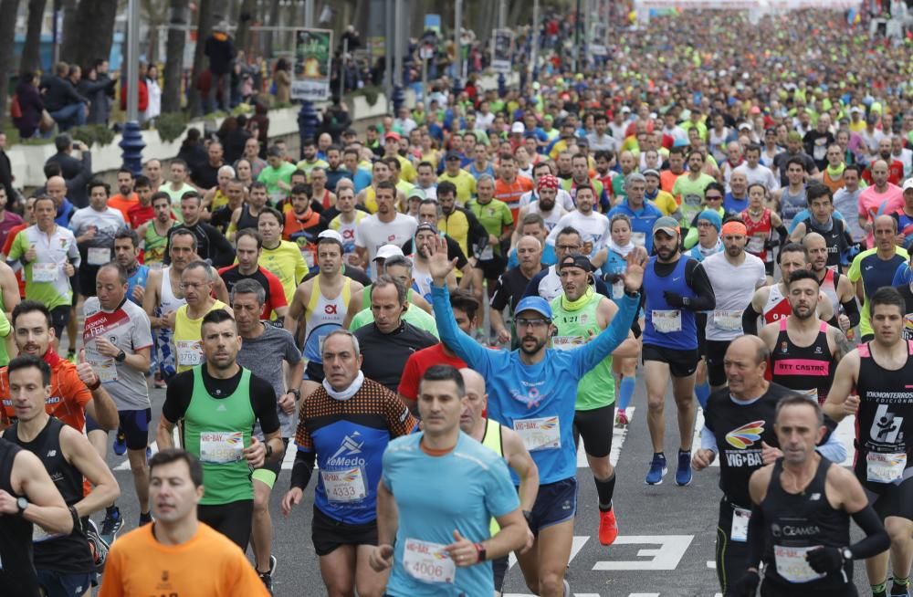 Más de 4.000 corredores toman la salida en Samil del medio maratón.