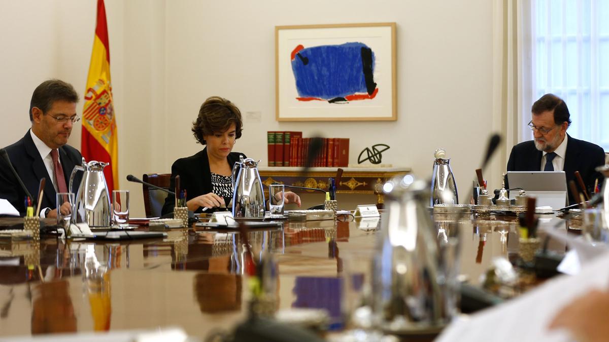 Rajoy, Santamaría y Catalá, en una reunión del Consejo de Ministros.