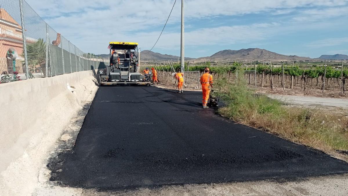 Las obras de acondicionamiento de varios caminios rurales en Aspe.