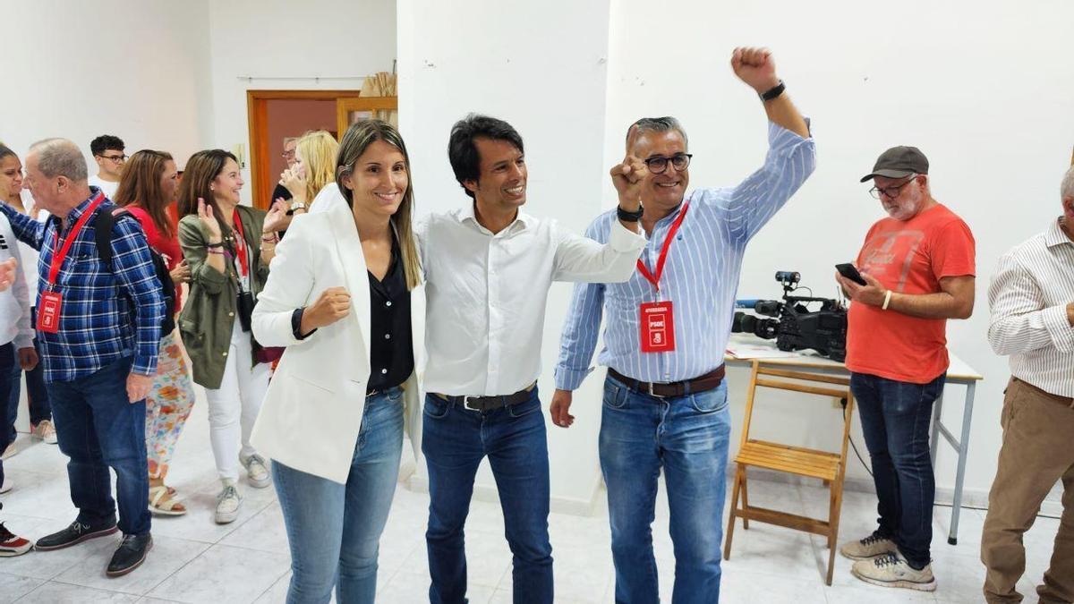 Marcos Bergaz (en el centro de la imagen, celebra su victoria junto a Jenifer Galán yJaime Guerra, tras la victoria obtenida en Teguise.