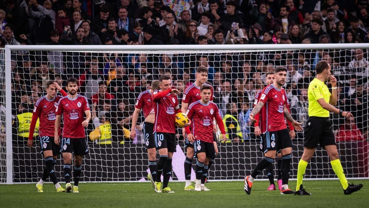 Los celestes recogen la pelota para sacar el balón del centro tras uno de los cuatro goles del Madrid.