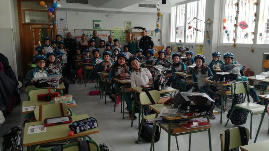 Niños de una de las clases que han recibido sus cascos