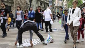 Venta de suvenires sobre las aceras de la Rambla.