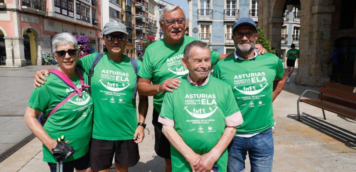 Uno de los grupos participantes, con la camiseta conmemorativa.