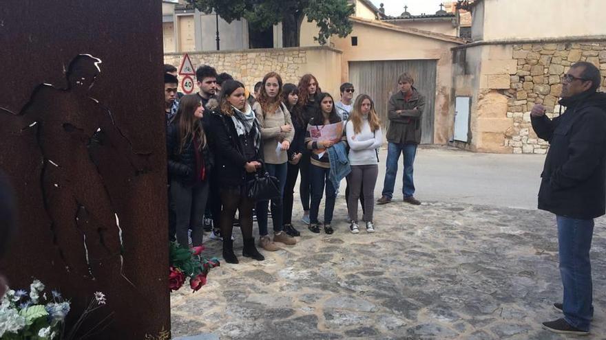 Imagen de los trabajos, ayer. También acudieron alumnos.