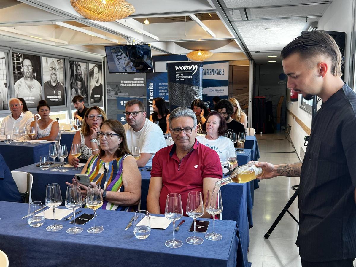 Les imatges del showcooking de peix blau d'aquí amb tècniques orientals, jalapenyos i fum de fulles de pi