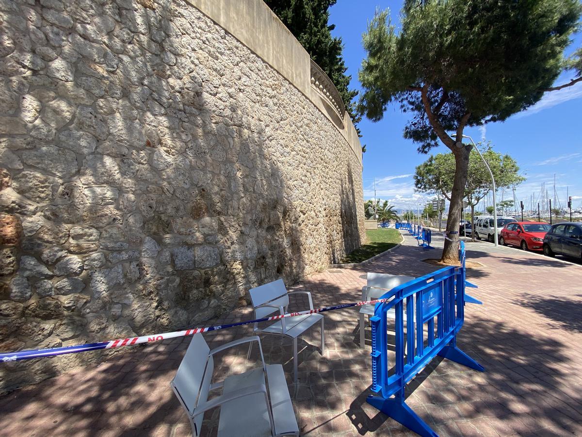 La zona acordonada ocupa todo el perímetro del muro exterior de Villa Dragan, en el Paseo Marítimo de Palma