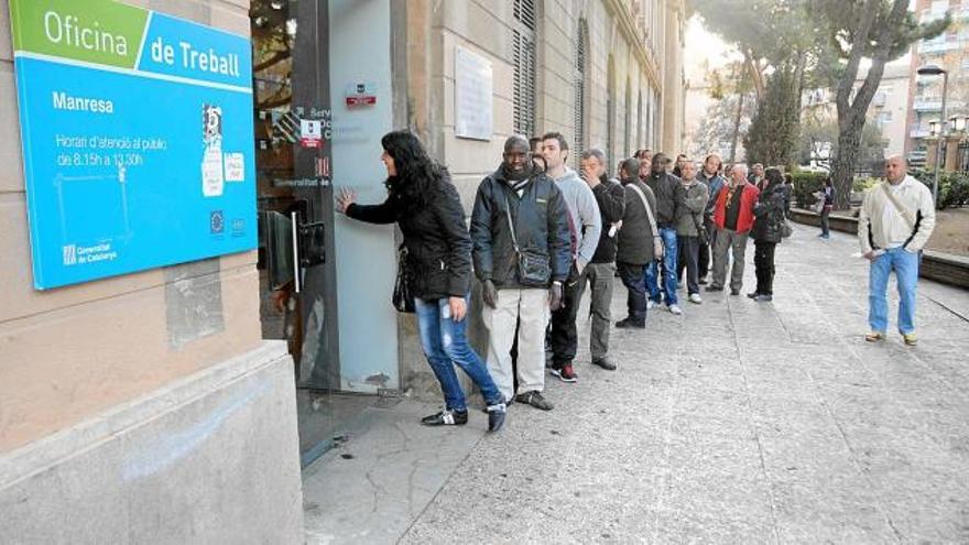 Cues a l&#039;exterior de l&#039;oficina de treball de Manresa, en una imatge d&#039;arxiu