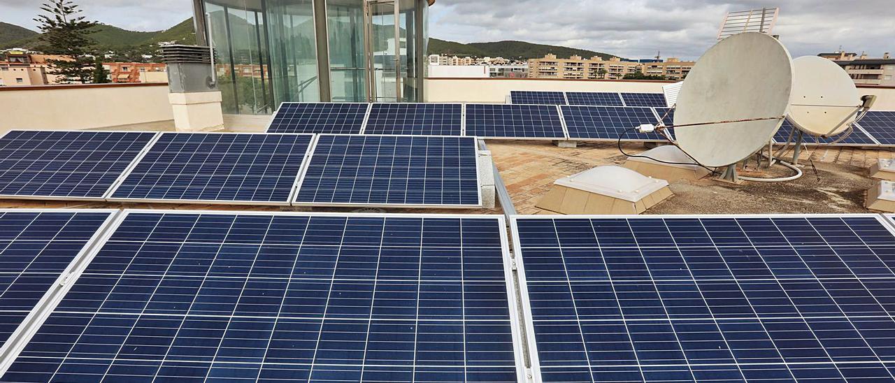 Placas solares en la azotea de Diario de Ibiza.