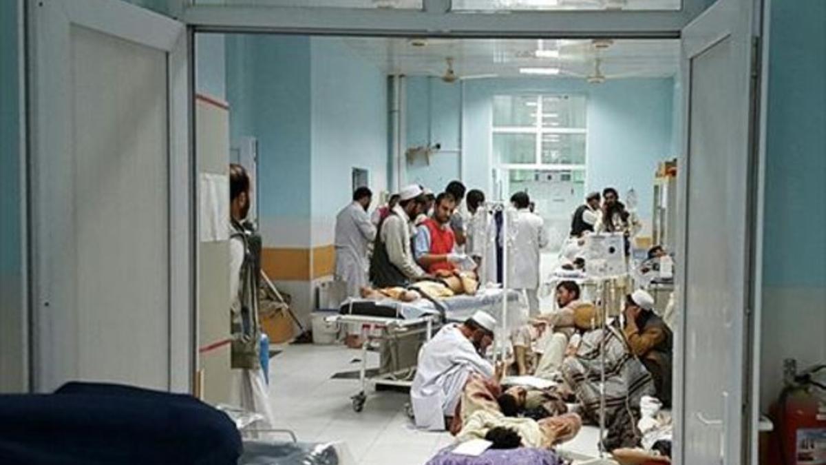 El hospital de Médicos sin Fronteras en Kunduz, atendiendo heridos, en una foto tomada días atrás.