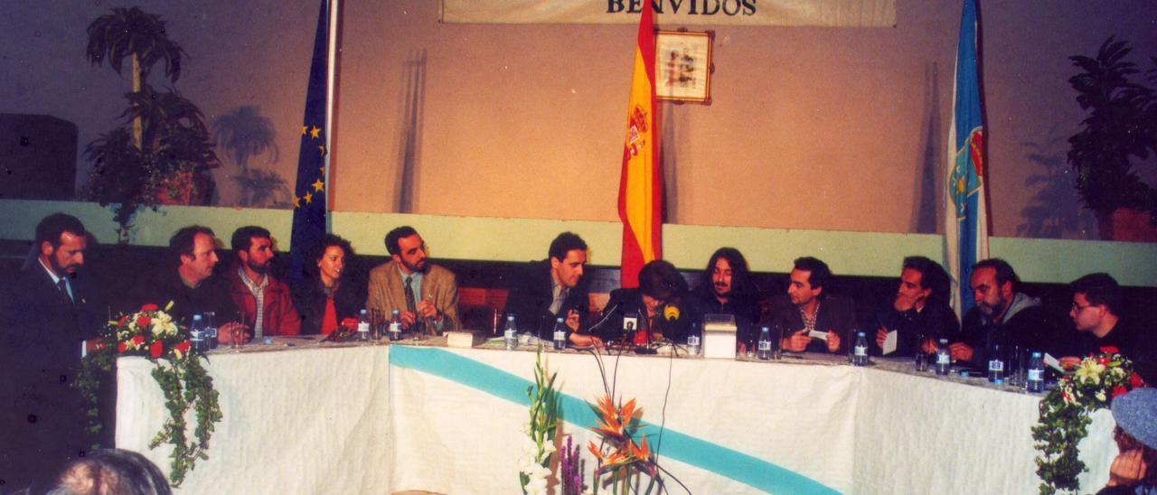 Sesión constitutiva de la corporación de A Illa de Arousa el 30 de diciembre de 1996.