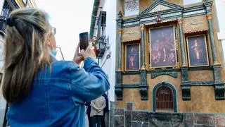 El retablo de la calle Lineros ya luce como nuevo tras su restauración