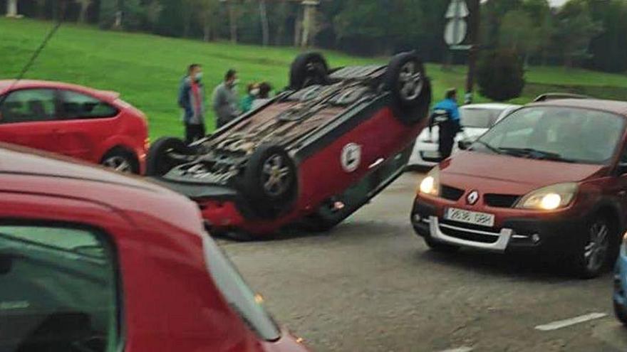 Una conductora vuelca en Nuevo Roces