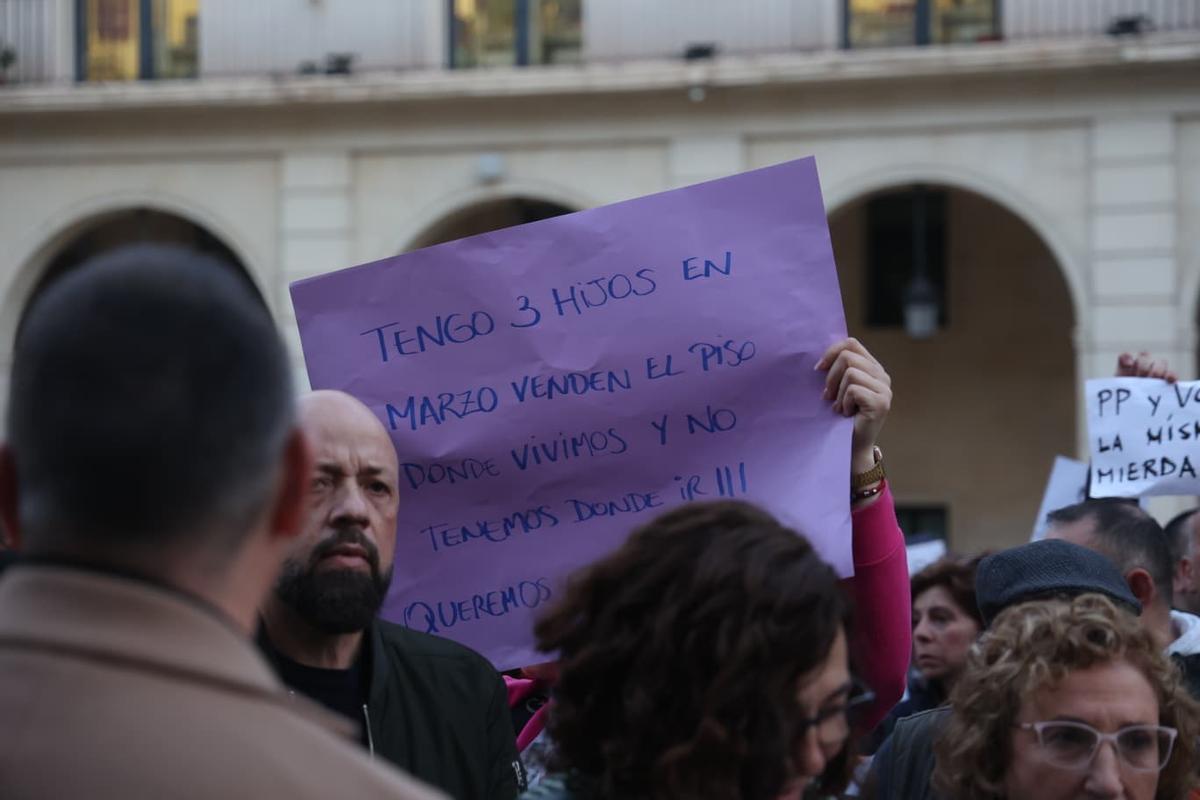 Protesta frente al Ayuntamiento de Alicante por las VPO