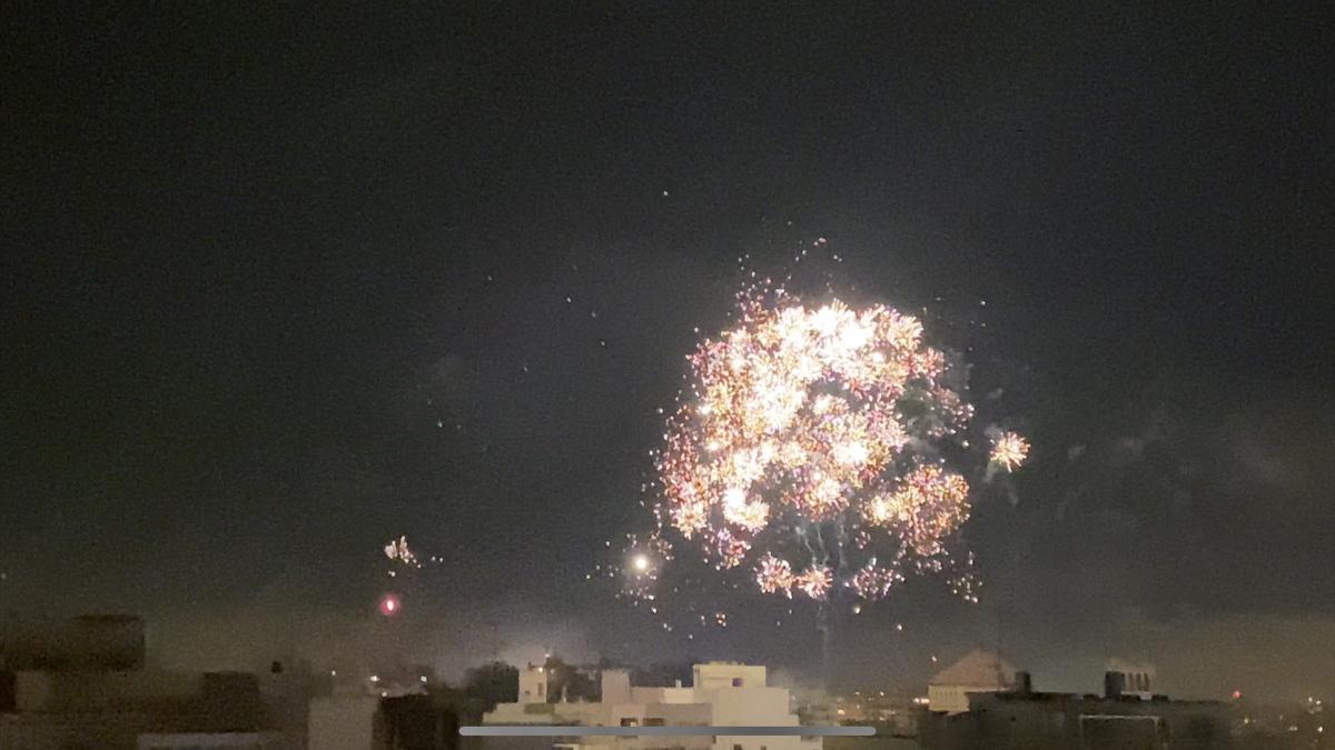 Tras las doce campanadas los ciudadanos celebraron la llegada del Año Nuevo en Palma con un estallido de fuegos artificiales