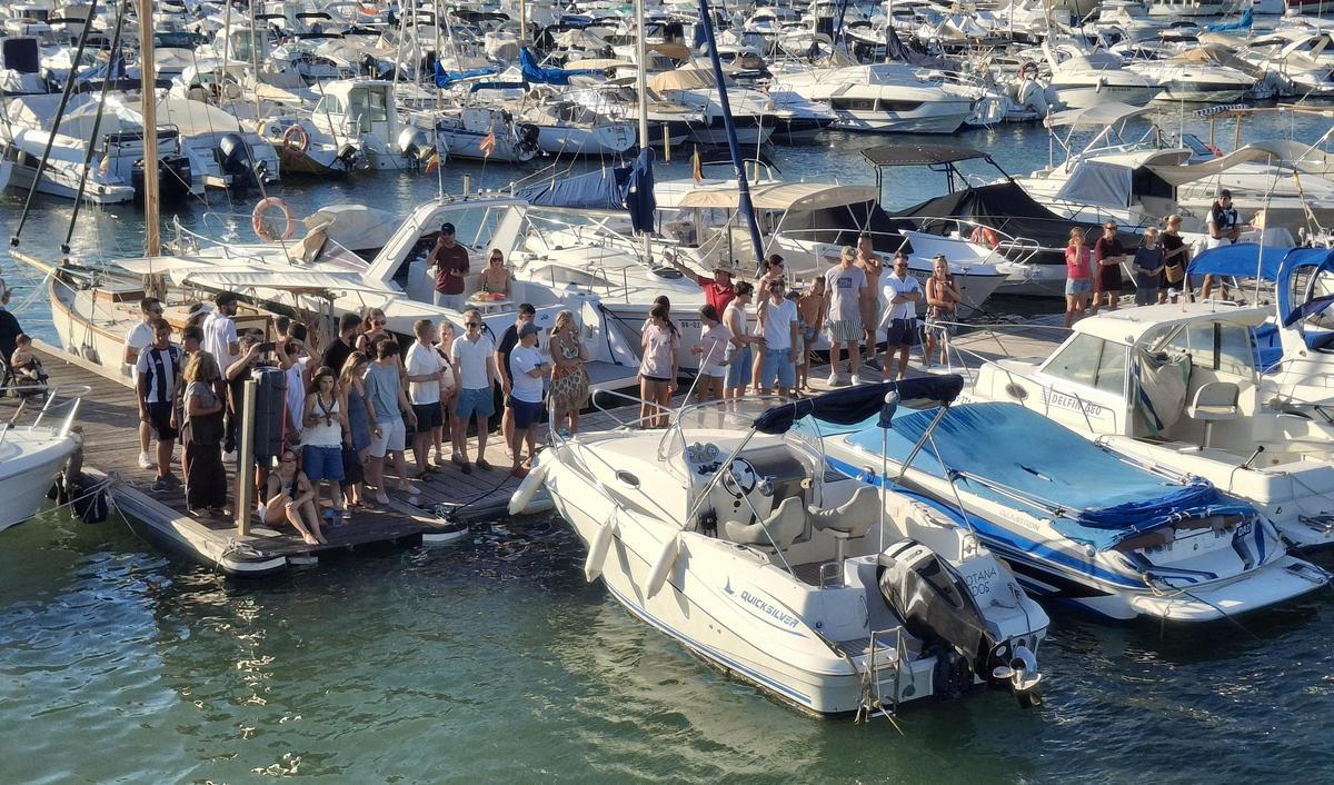 El público también vio los "bous a la mar" desde los pantalanes del puerto