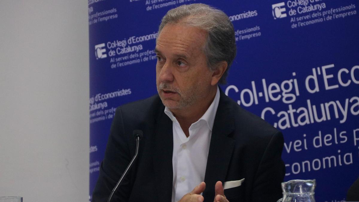 El degà del Col·legi d'Economistes de Catalunya, Carles Puig de Travy, durant una roda de premsa.