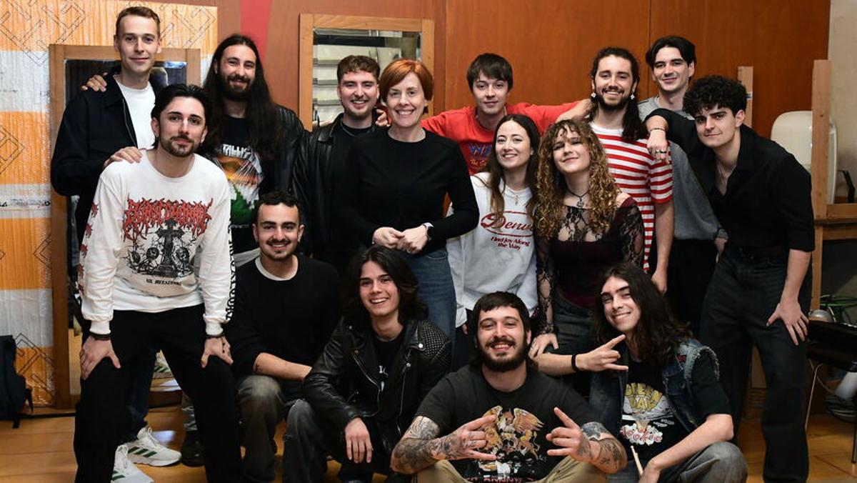 Las bandas finalistas, con la vicerrectora y el jurado