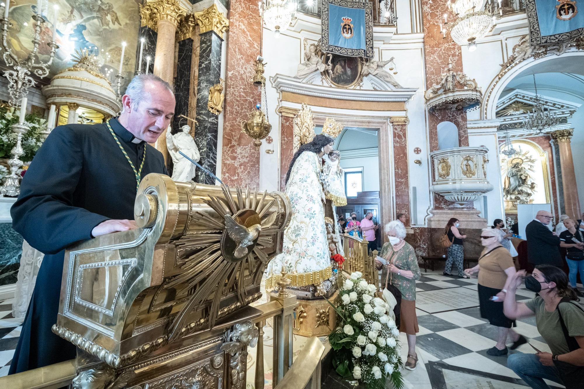 Colas desde primera hora en el Besamanos a la Virgen