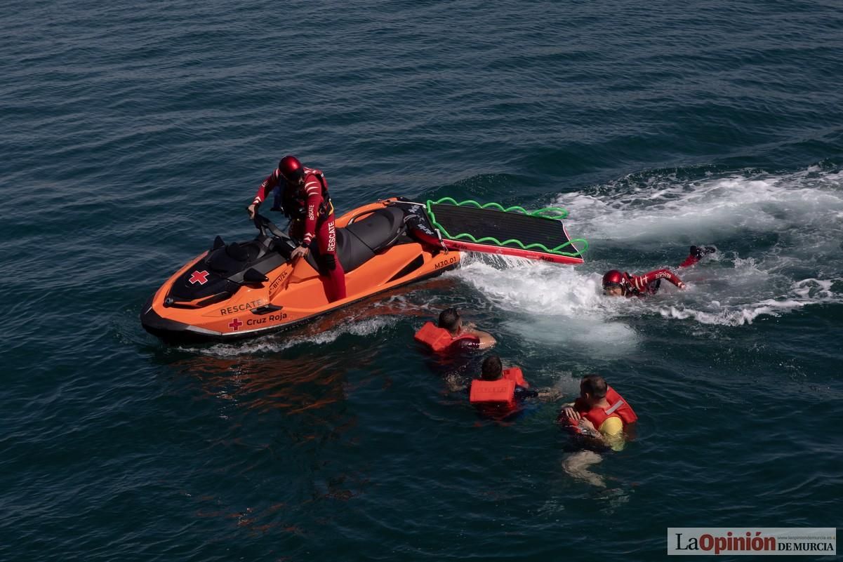 Espectaculares imágenes del simulacro de accidente de la Armada en el Puerto de Cartagena