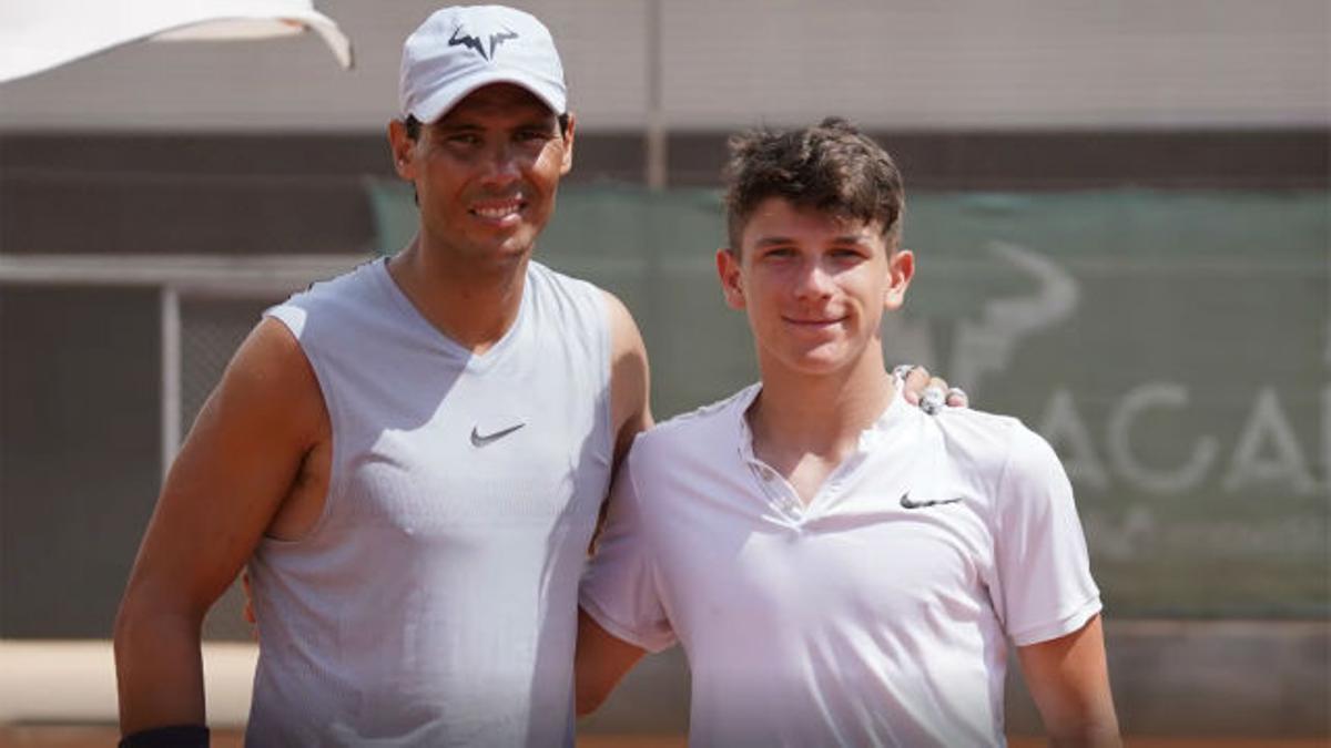 Rafa Nadal se ejercita con las promesas de su academia