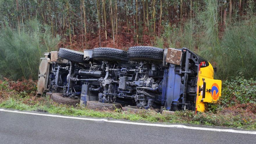 El vuelco de un camión en Feáns se salda sin heridos