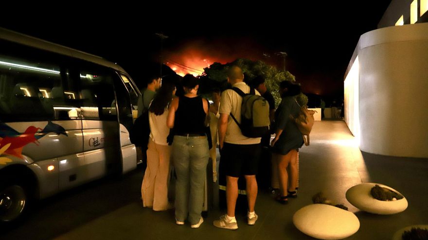 Un virulento incendio obliga a evacuar a autóctonos y turistas en la isla griega de Creta