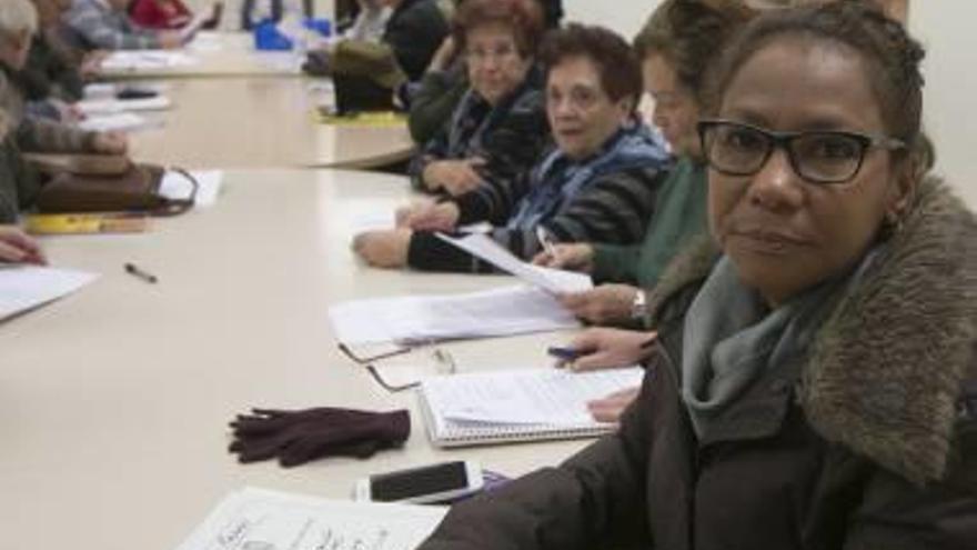 La edil Angulo, ayer con los representantes de los mayores.