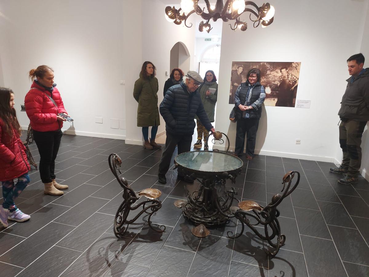 En imágenes: La primera visita guiada al "Universo Herminio", un éxito en La Caridad