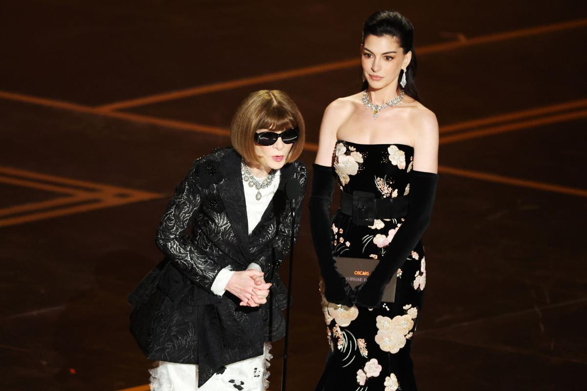 Anna Wintour y Anne Hathaway, durante la gala de los premios Oscar.